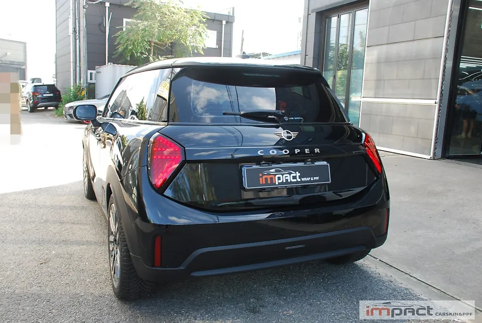 MINI MINI Cooperのカーラッピング事例|オールブラック化 施工写真 2-3