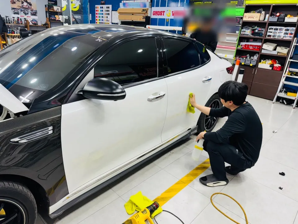 Kia K5のカーラッピング事例｜古いフィルム除去と仕上がり 施工写真 1-3