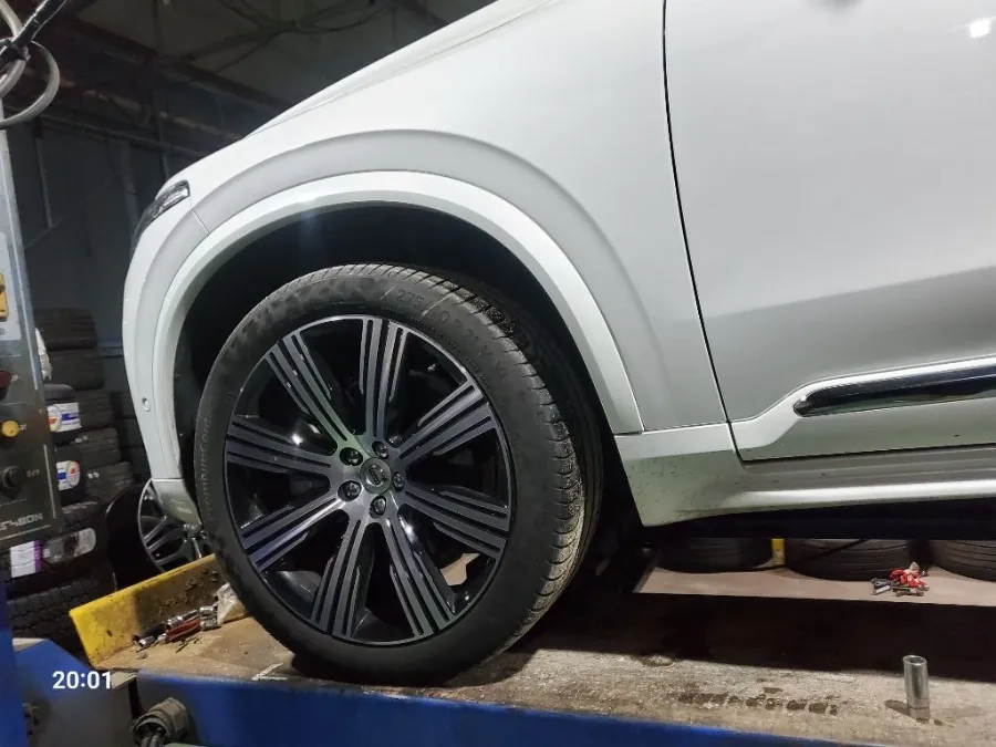 Volvo XC90のホイールリペア・塗装事例 施工写真 4-2