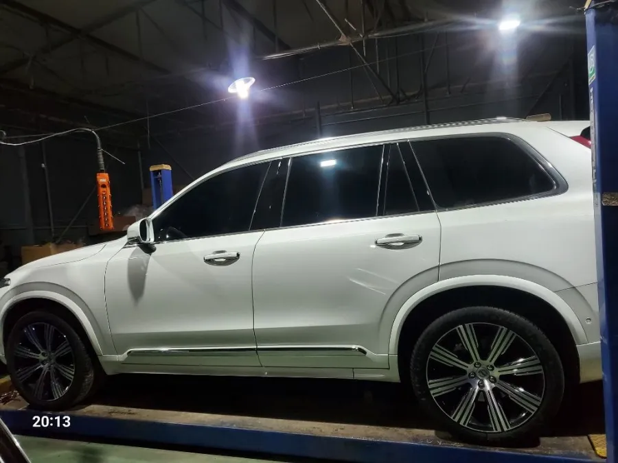 Volvo XC90のホイールリペア・塗装事例 施工写真 1-3