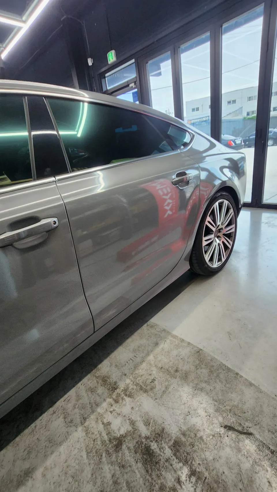 Audi A7のカーラッピング事例|高光沢フィルムとクローム処理 施工写真 2-1