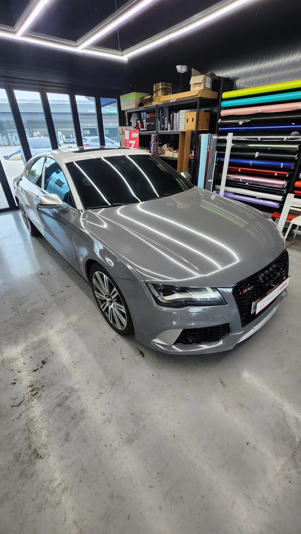 Audi A7のカーラッピング事例|高光沢フィルムとクローム処理 施工写真 3-1