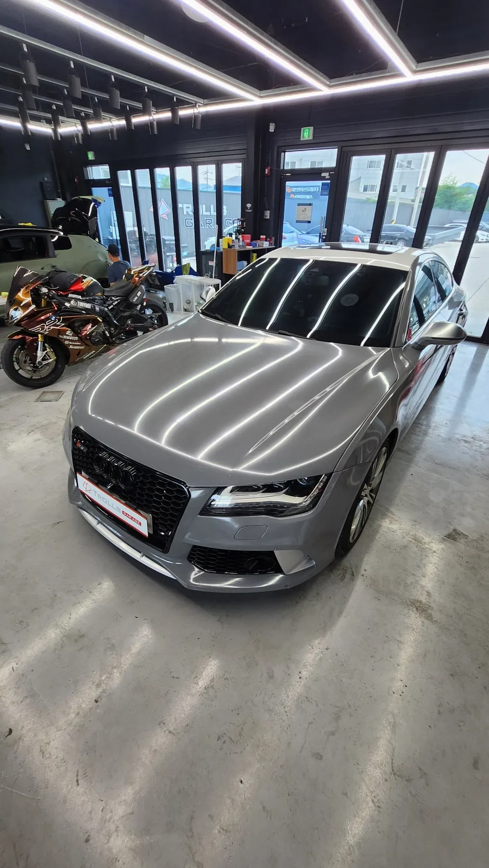Audi A7のカーラッピング事例|高光沢フィルムとクローム処理 施工写真 1-2