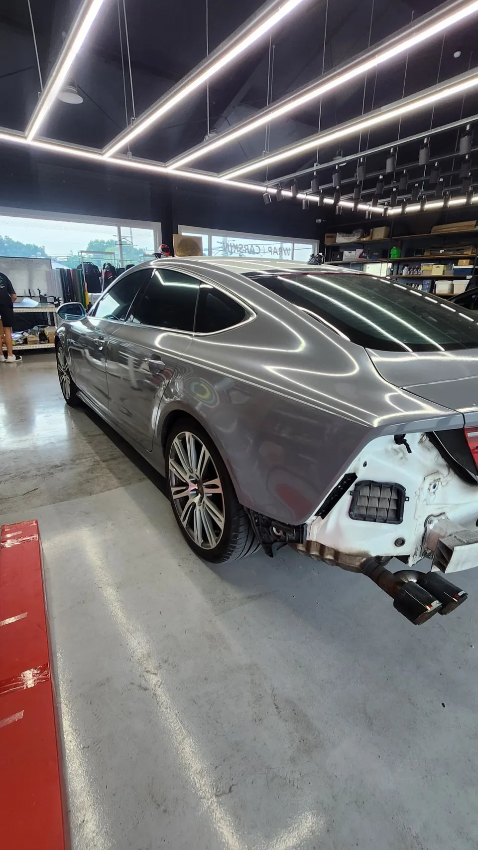 Audi A7のカーラッピング事例|高光沢フィルムとクローム処理 施工写真 2-2