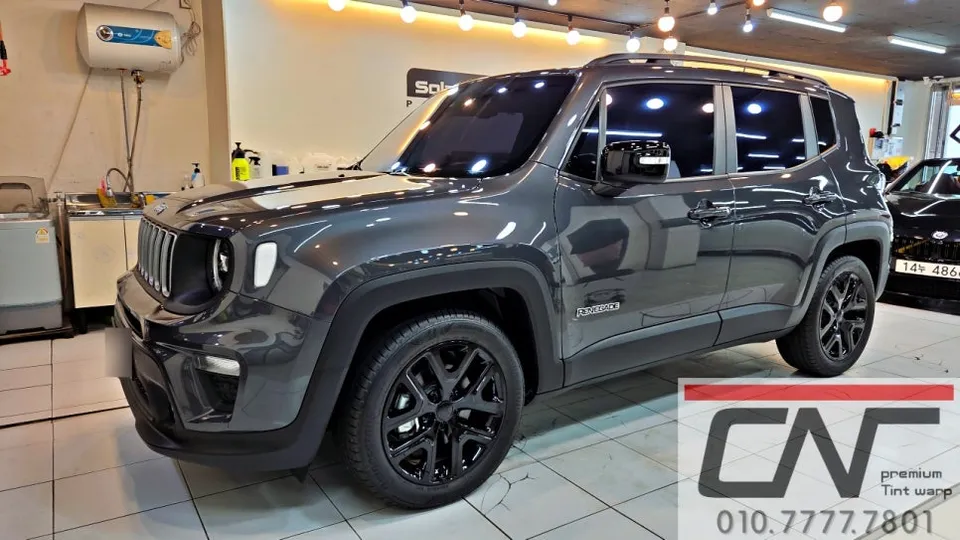 Jeep Renegadeのカーフィルム施工事例｜高級感ある仕上がり 施工写真 2-2