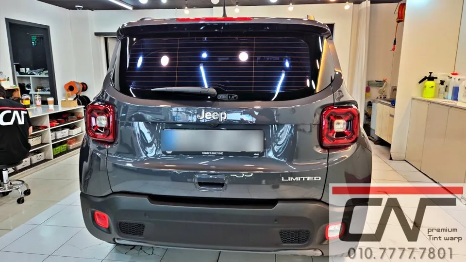 Jeep Renegadeのカーフィルム施工事例｜高級感ある仕上がり 施工写真 2-3