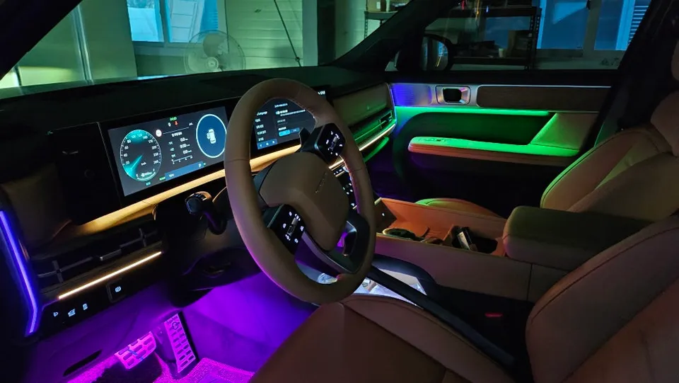 Hyundai Santa Fe MX5 ambient lighting - Hyundai Santa Fe MX5 Ambient Lighting Review: Glow RGB Air photo 3