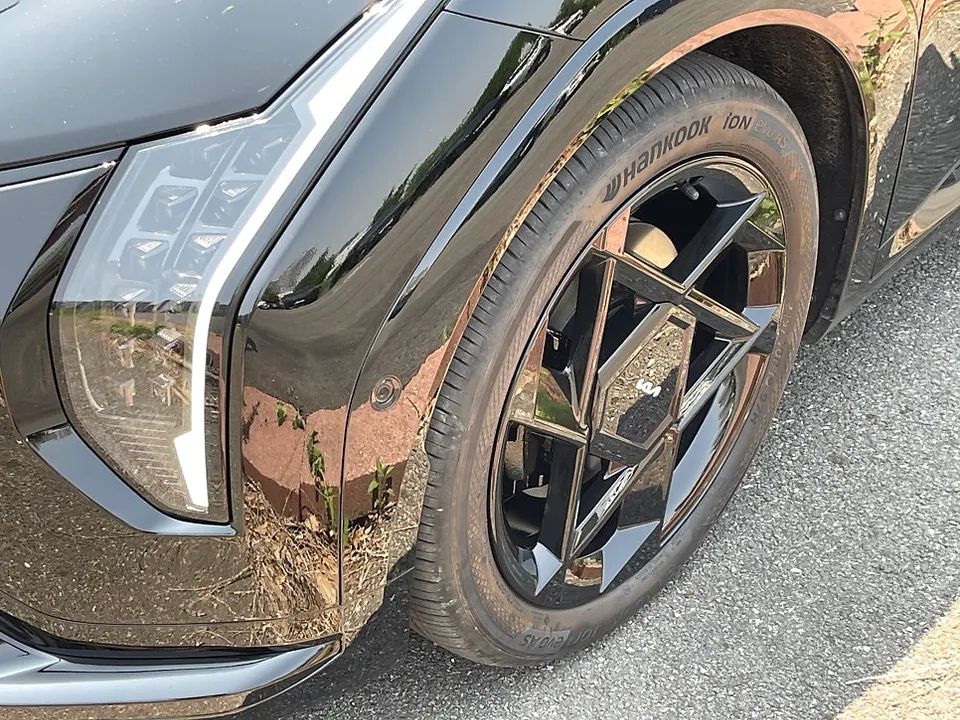 Kia EV4 Wheel Repair & Painting Review — Glossy Black Finish After