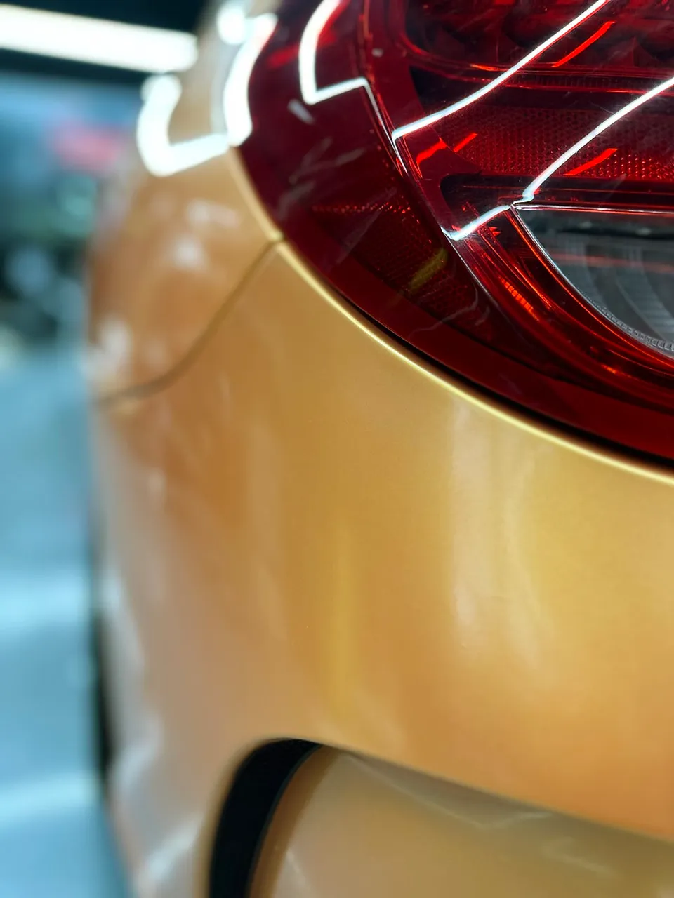 Mercedes-Benz CLAのカーラッピング事例｜高光沢コーラルピーチ 施工写真 2-2