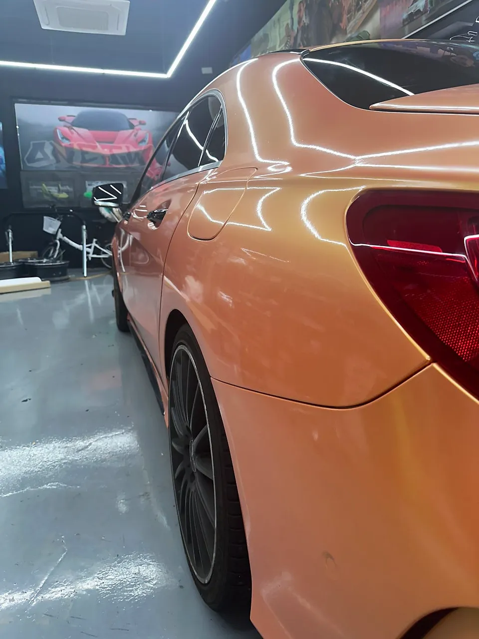Mercedes-Benz CLAのカーラッピング事例｜高光沢コーラルピーチ 施工写真 3-2