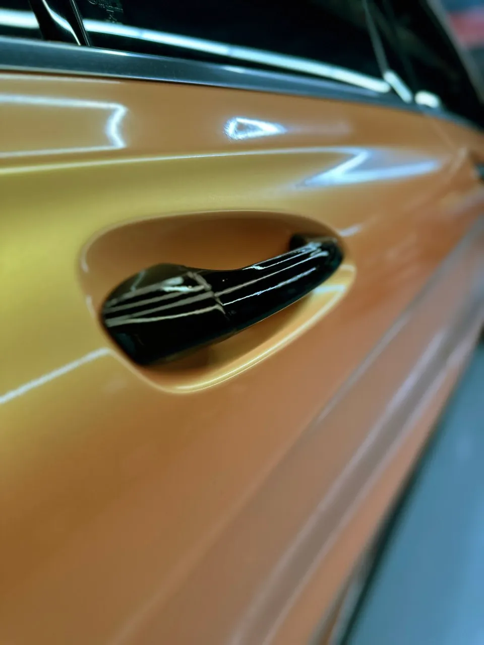 Mercedes-Benz CLAのカーラッピング事例｜高光沢コーラルピーチ 施工写真 3-3