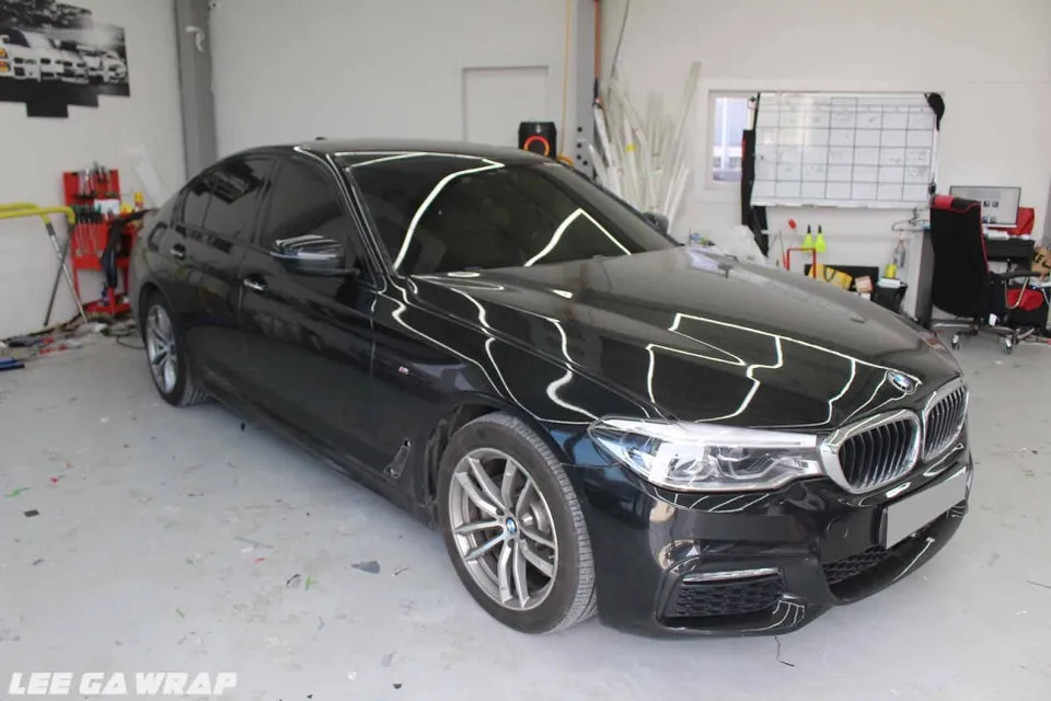 BMW 5 Seriesのカーラッピング事例|費用目安・仕上がり 施工写真 2-1
