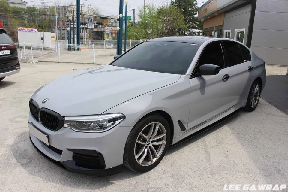 BMW 5 Seriesのカーラッピング事例|費用目安・仕上がり 施工写真 1-3