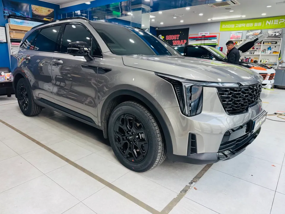 Kia Sorentoのカーラッピング事例:サイドシルをサテンブラック化 施工写真 2-2