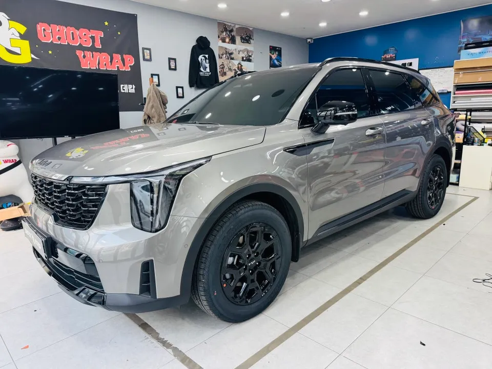 Kia Sorentoのカーラッピング事例:サイドシルをサテンブラック化 施工写真 3-2