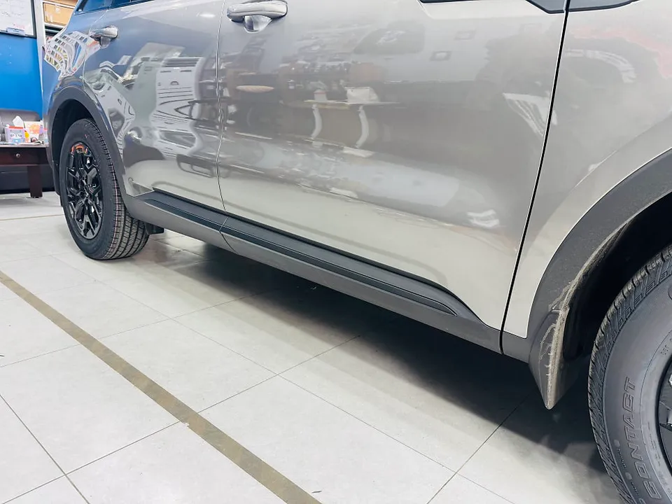 Kia Sorentoのカーラッピング事例:サイドシルをサテンブラック化 施工写真 2-3