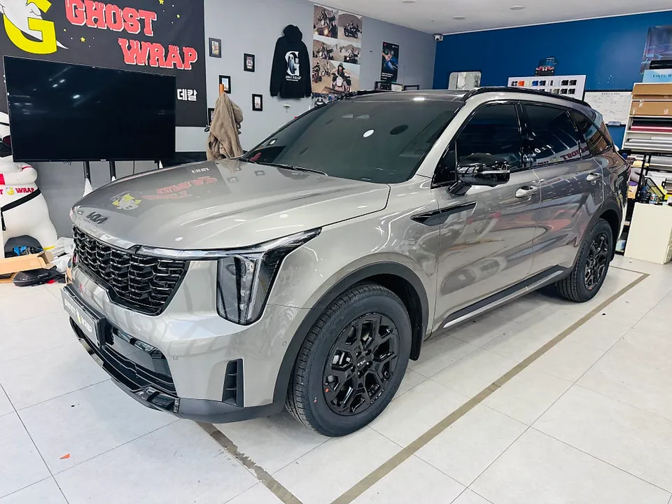 Kia Sorentoのカーラッピング事例:サイドシルをサテンブラック化 施工写真 3-3