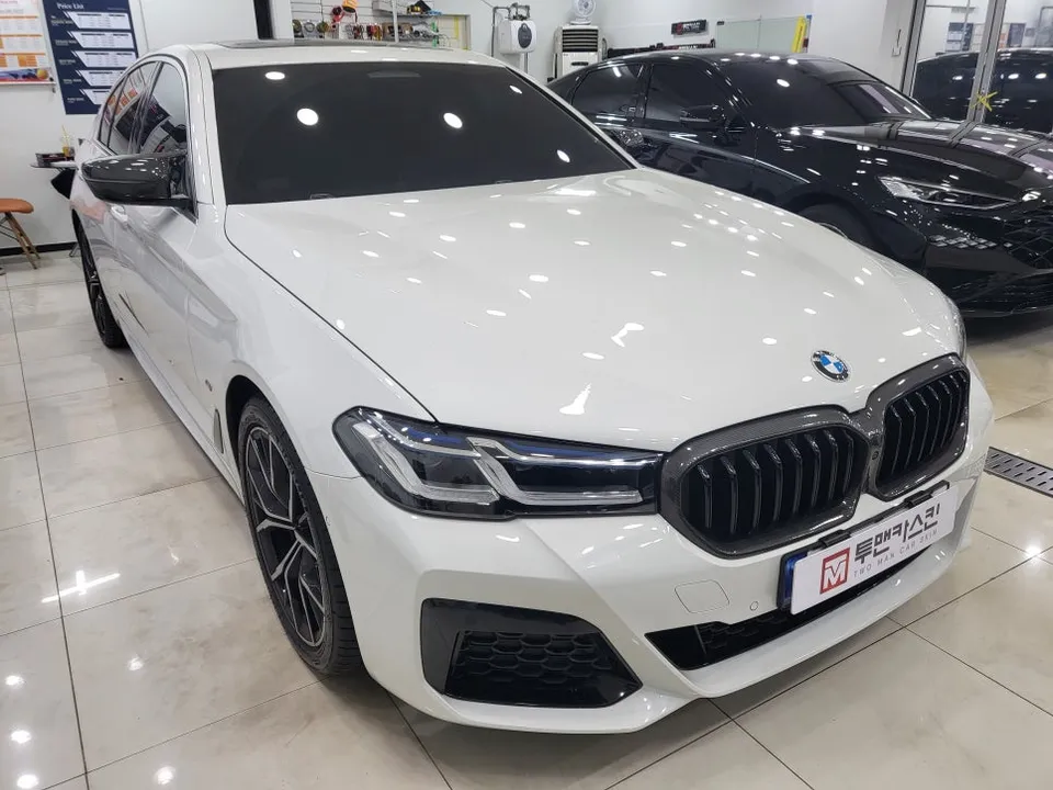 BMW 5 Series G30 カーラッピング事例:クロームモールを艶黒に 施工写真 2-1