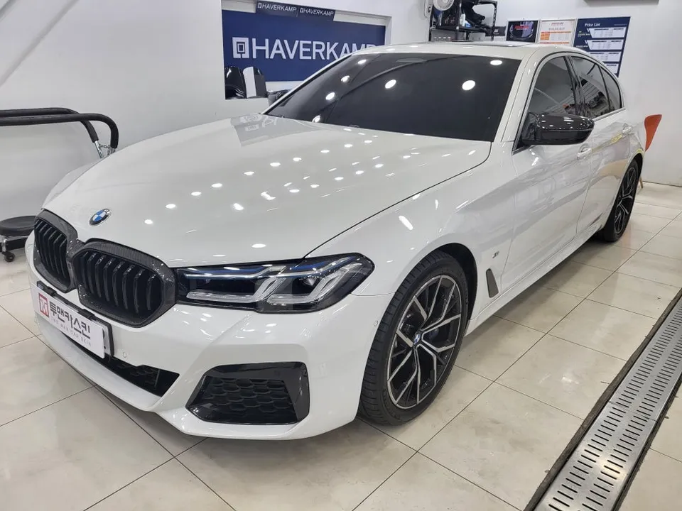 BMW 5 Series G30 カーラッピング事例:クロームモールを艶黒に 施工写真 3-1
