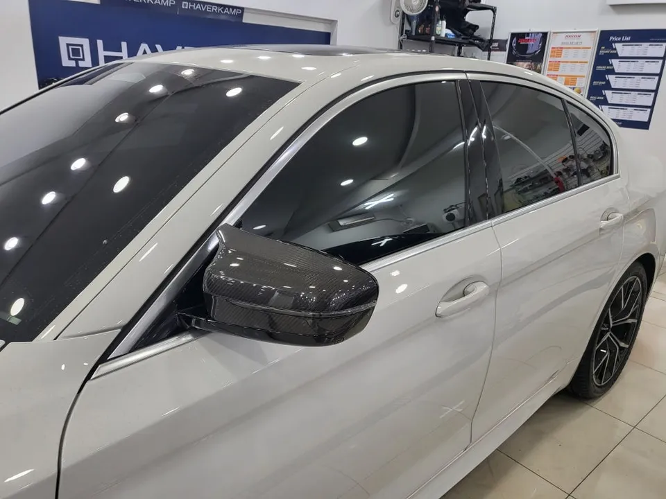 BMW 5 Series G30 カーラッピング事例:クロームモールを艶黒に 施工写真 1-2