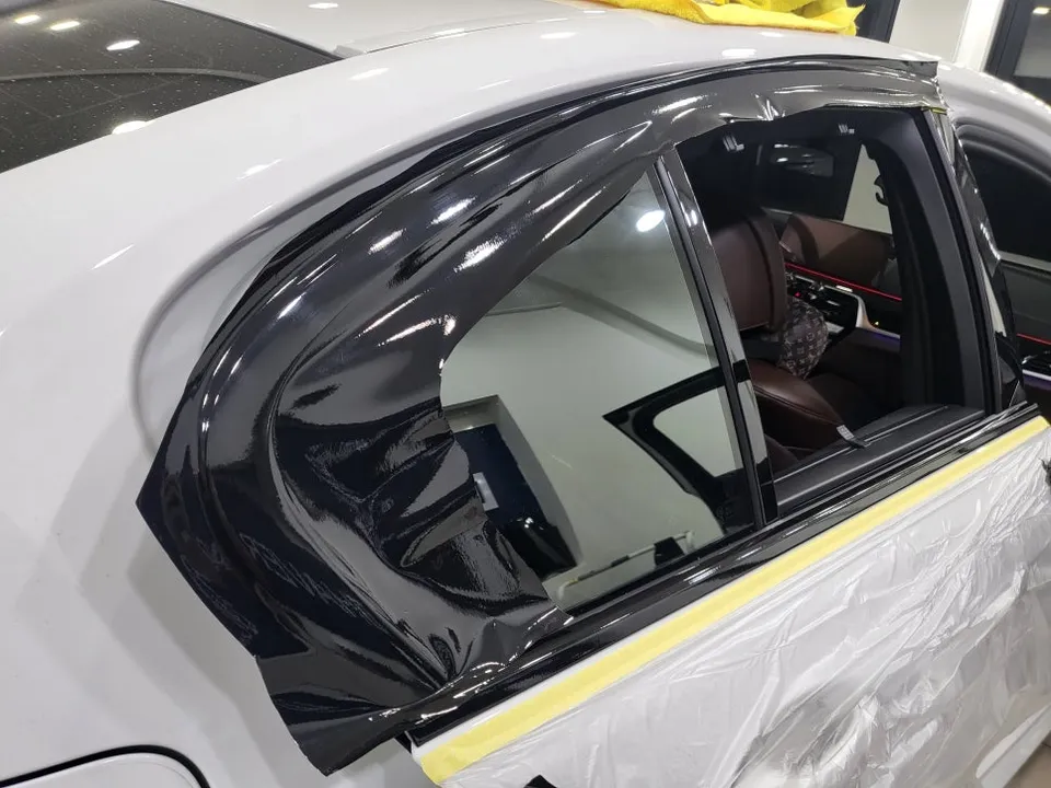 BMW 5 Series G30 カーラッピング事例:クロームモールを艶黒に 施工写真 3-3