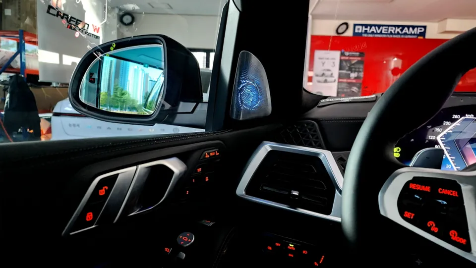 BMW X5 ambient lighting - BMW X5 Ambient Lighting Review - Enhanced Interior Mood photo 4