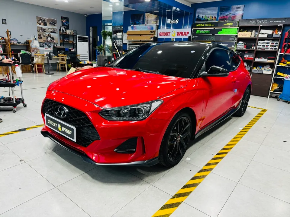 Hyundai Veloster JSのカーラッピング事例|部分施工で個性を際立たせる 施工写真 1-2