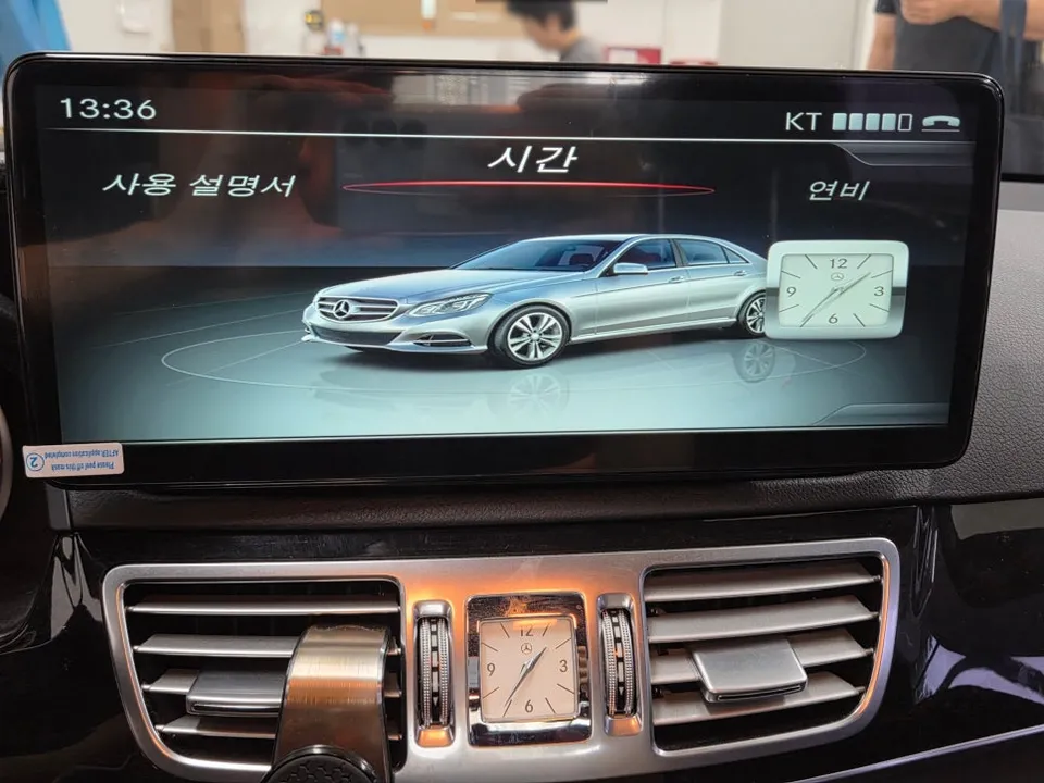 Mercedes-Benz E-Class W212のAndroid Auto・CarPlay取付事例 施工写真 3-1