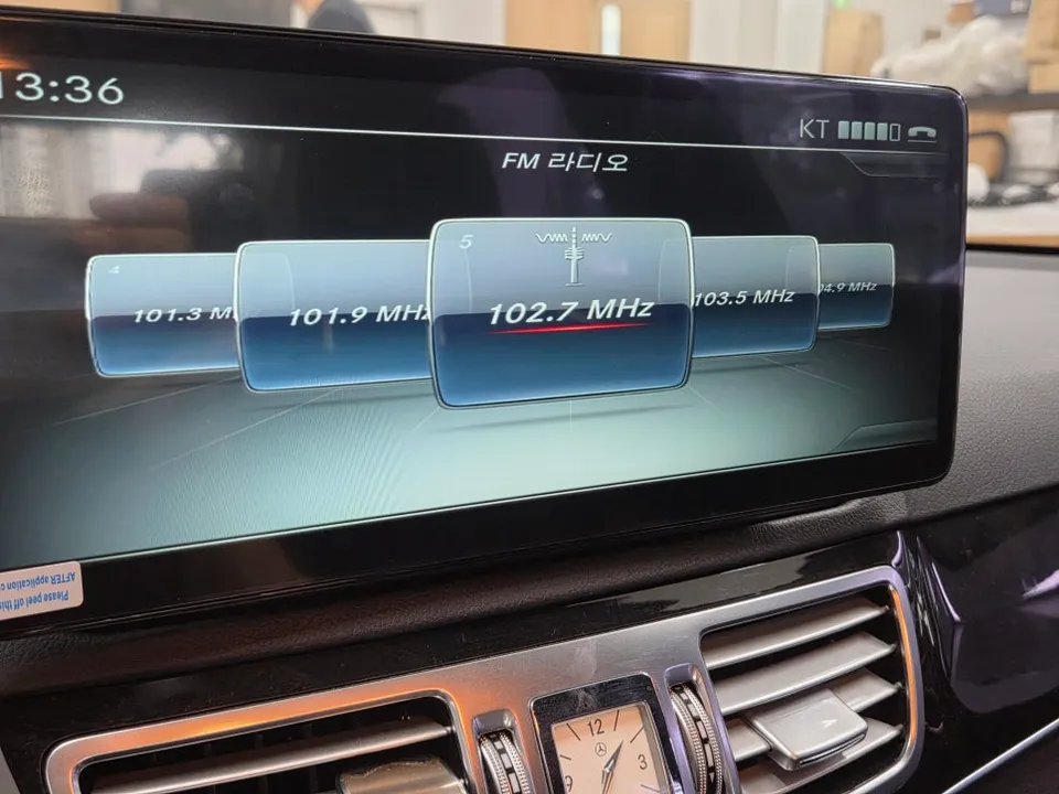 Mercedes-Benz E-Class W212のAndroid Auto・CarPlay取付事例 施工写真 4-1