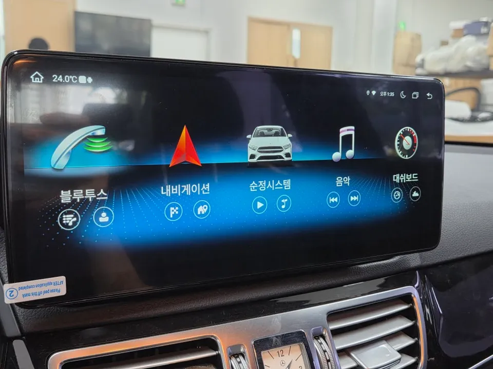 Mercedes-Benz E-Class W212のAndroid Auto・CarPlay取付事例 施工写真 1-2