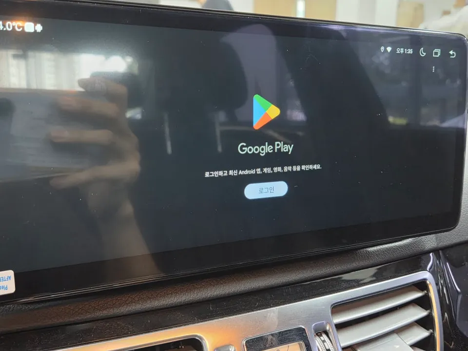 Mercedes-Benz E-Class W212のAndroid Auto・CarPlay取付事例 施工写真 4-2