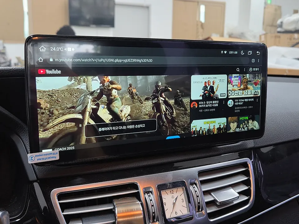 Mercedes-Benz E-Class W212のAndroid Auto・CarPlay取付事例 施工写真 1-3