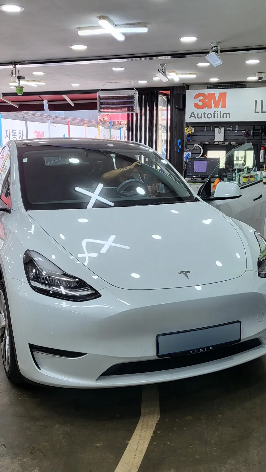 Tesla Model 3のカーフィルム施工事例｜断熱・UVカット効果 写真