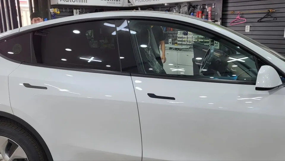 Tesla Model 3のカーフィルム施工事例｜断熱・UVカット効果 施工写真 1-1