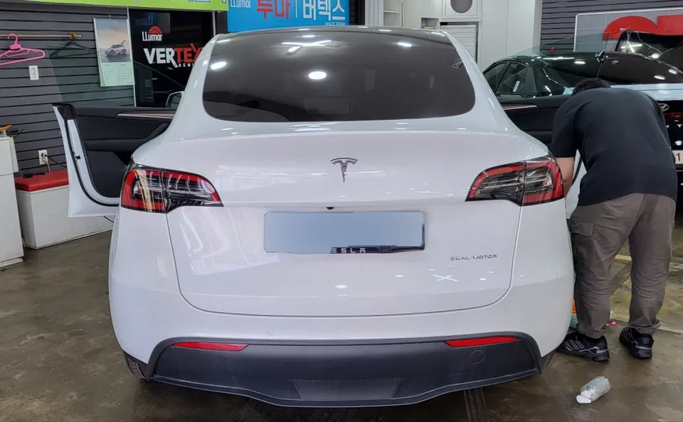 Tesla Model 3のカーフィルム施工事例｜断熱・UVカット効果 施工写真 2-1