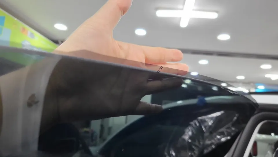 Tesla Model 3のカーフィルム施工事例｜断熱・UVカット効果 施工写真 3-1