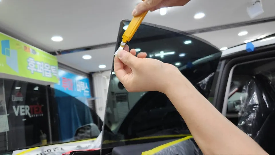 Tesla Model 3のカーフィルム施工事例｜断熱・UVカット効果 施工写真 2-2