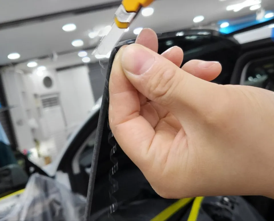 Tesla Model 3のカーフィルム施工事例｜断熱・UVカット効果 施工写真 3-2