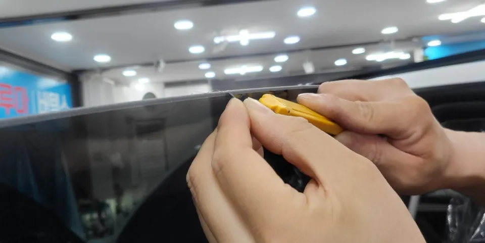 Tesla Model 3のカーフィルム施工事例｜断熱・UVカット効果 施工写真 1-3