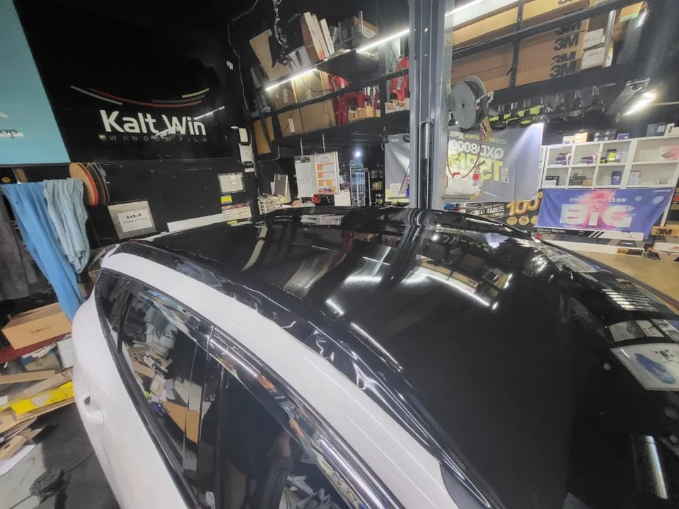 Kia Sportage vinyl wrap - Kia Sportage Vinyl Wrap Review: Glossy Black Roof Upgrade photo 4
