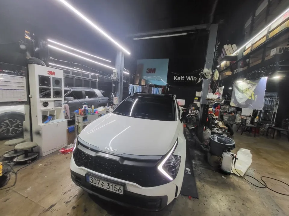 Kia Sportageのカーラッピング事例|ブラックハイグロスの仕上がり 施工写真 3-2