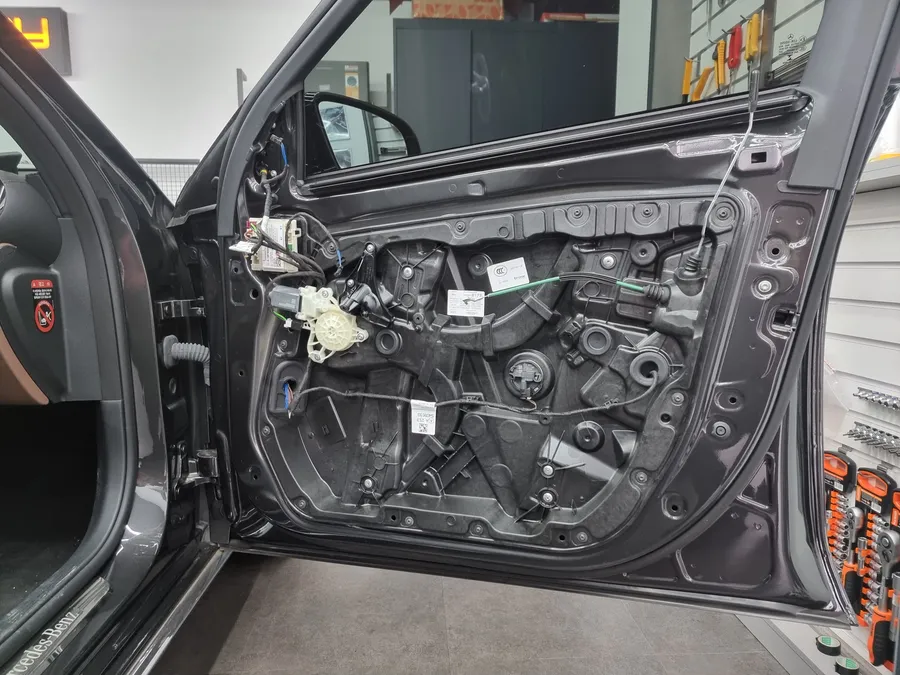 Mercedes-Benz E-Classのカーオーディオ施工事例 施工写真 4-2