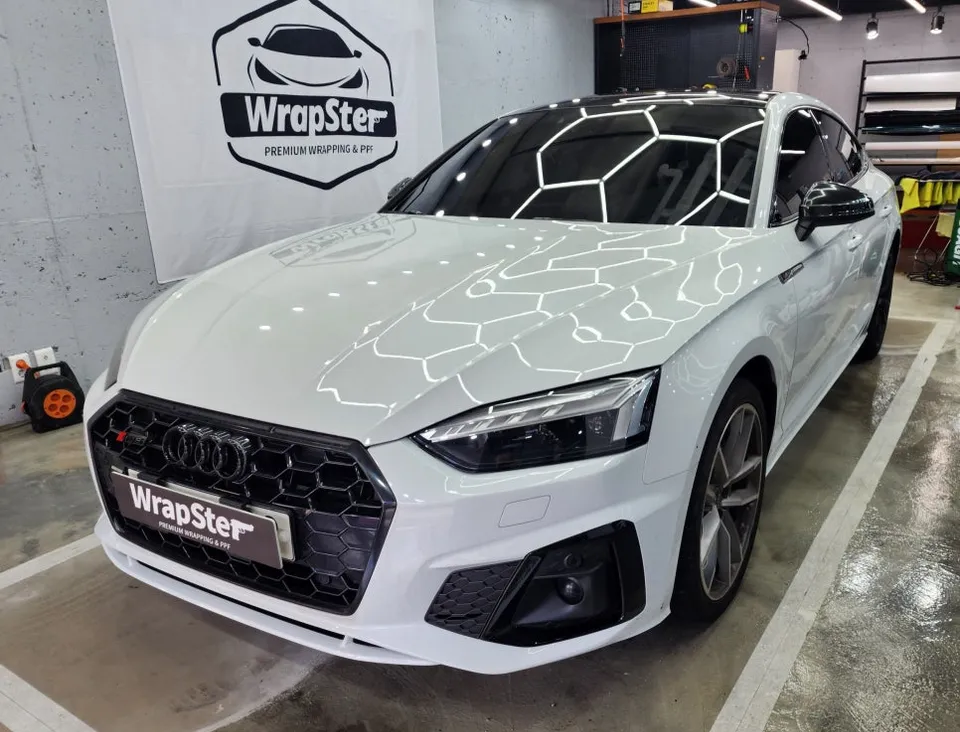 Audi RS5のカーラッピング事例｜クローム部分のブラックアウト 写真