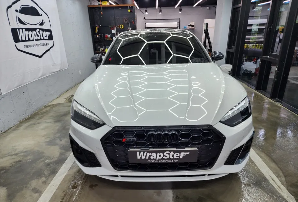 Audi RS5のカーラッピング事例|クローム部分のブラックアウト 施工写真 1-1
