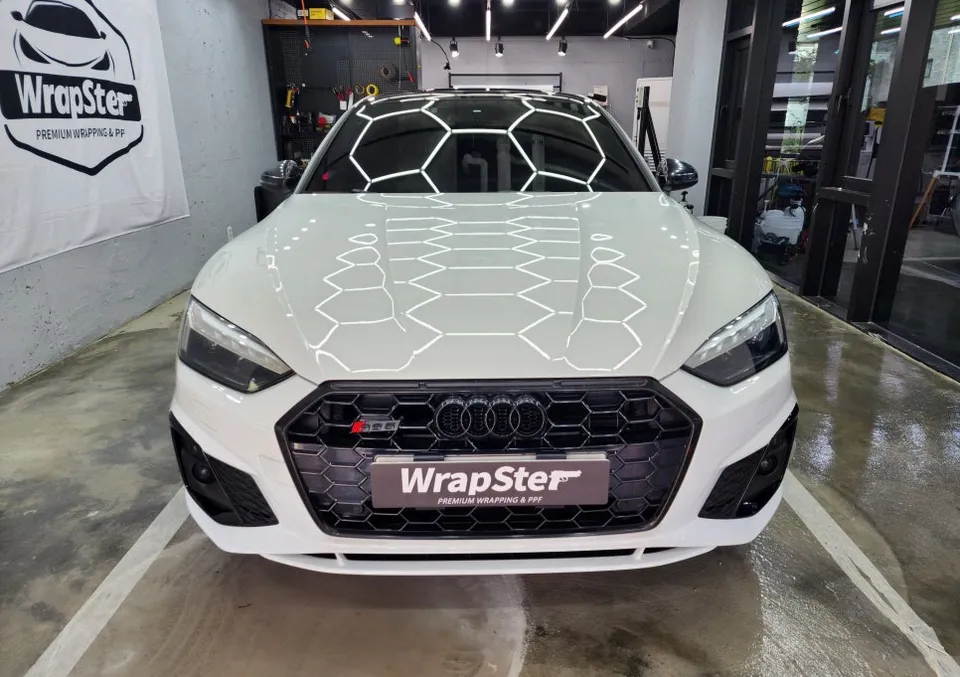 Audi RS5のカーラッピング事例|クローム部分のブラックアウト 施工写真 2-1