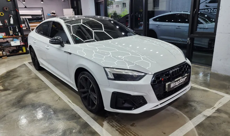 Audi RS5のカーラッピング事例|クローム部分のブラックアウト 施工写真 3-1