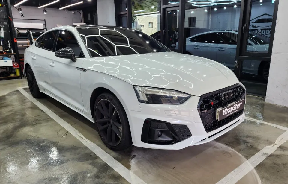 Audi RS5のカーラッピング事例|クローム部分のブラックアウト 施工写真 1-2