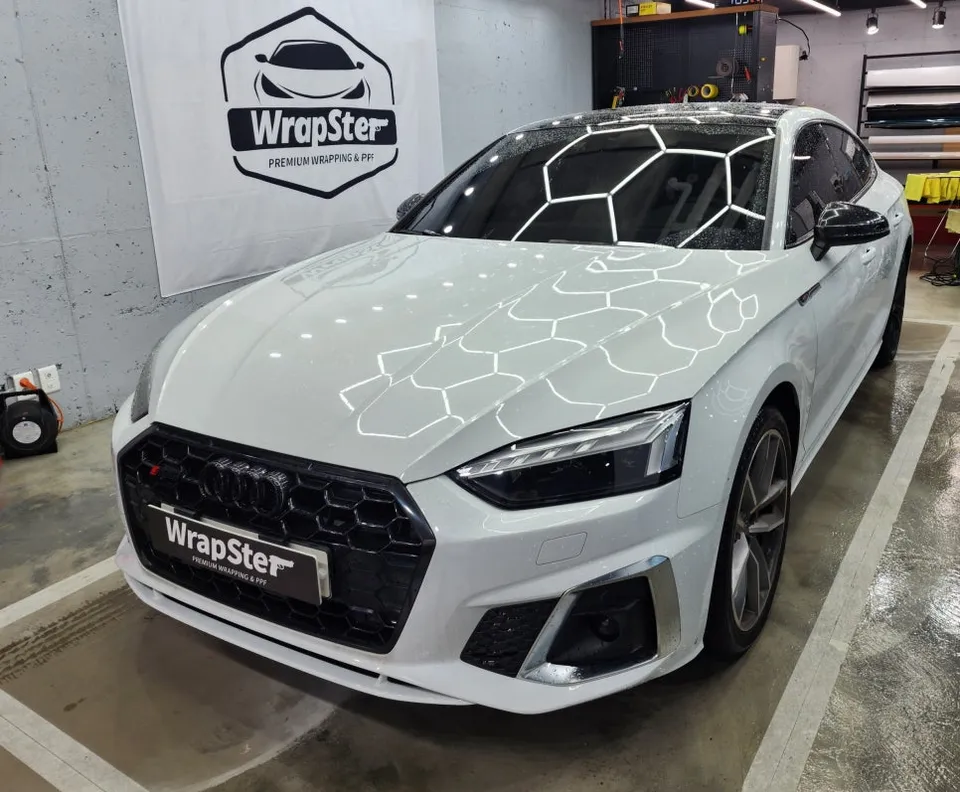 Audi RS5のカーラッピング事例|クローム部分のブラックアウト 施工写真 2-2