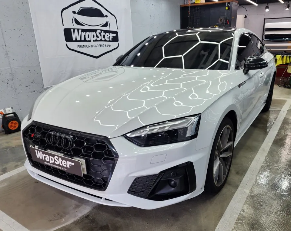 Audi RS5のカーラッピング事例|クローム部分のブラックアウト 施工写真 3-2