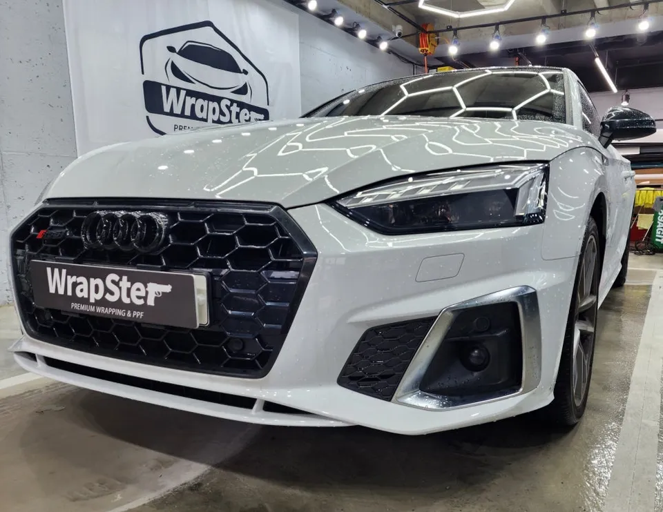 Audi RS5のカーラッピング事例|クローム部分のブラックアウト 施工写真 1-3